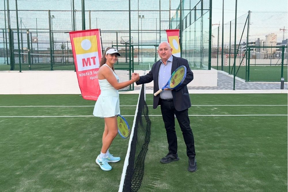 Pablo Serna, CEO de TM Grupo Inmobiliario y Charo Esquiva, la joven tenista